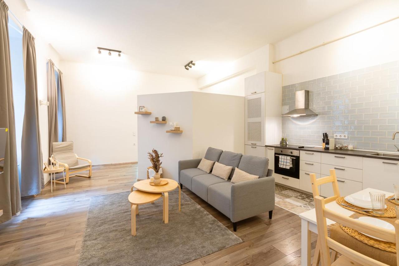 Home-away From @central Bp Apartman *